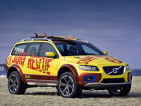 Volvo XC70 на гравийной дороге