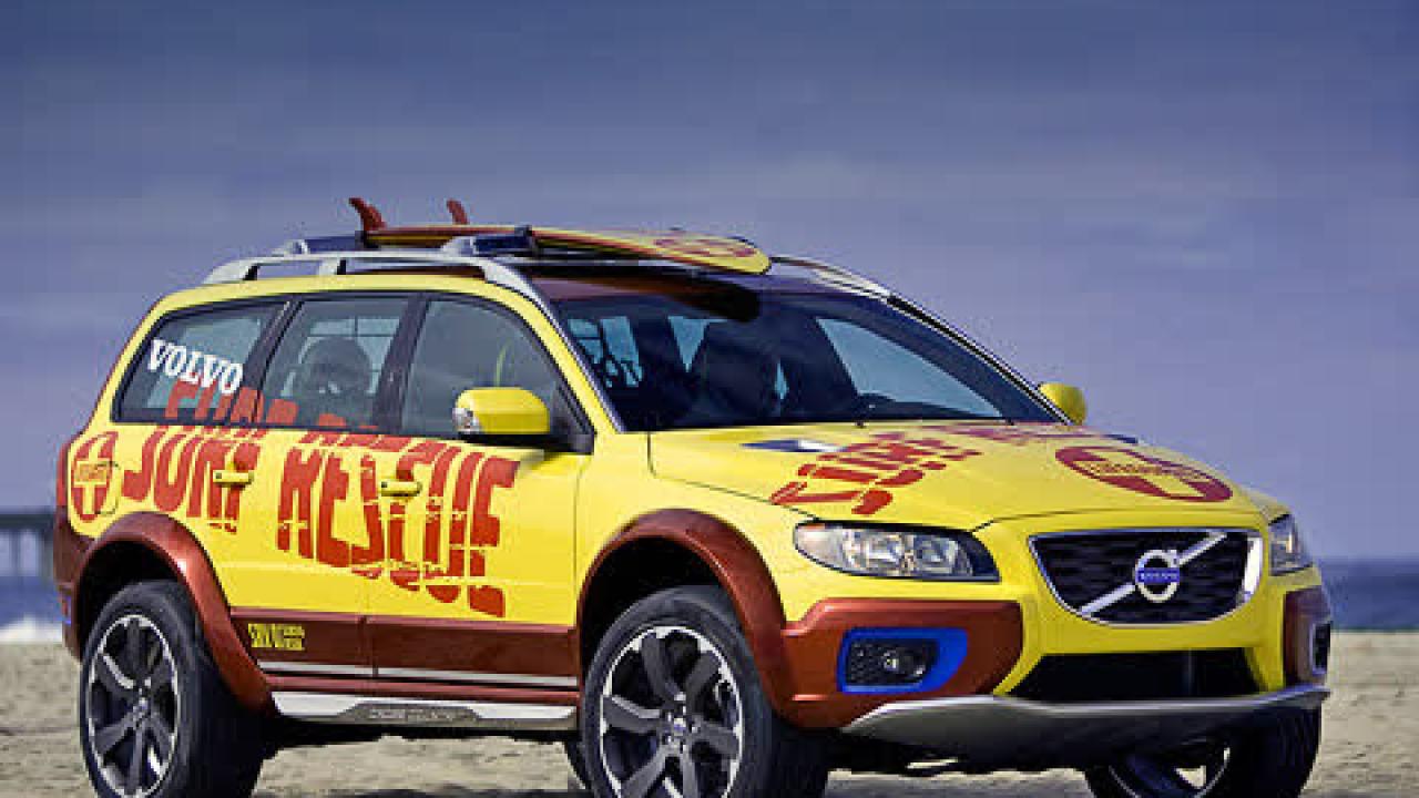 Volvo XC70 на гравийной дороге